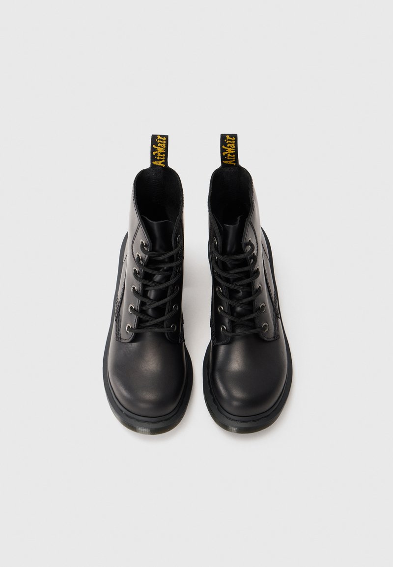 Bottes noires en cuir montant jusqu'à la cheville avec lacets, bout arrondi, panneau latéral texturé et tirette avec logo jaune. Finition lisse avec semelle en caoutchouc.