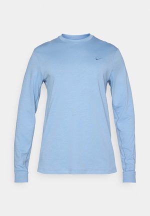 T-shirt azzurro chiaro a maniche lunghe in cotone, con scollo rotondo e un piccolo logo nero sul petto. Texture liscia.