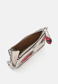 COACH STRAWBERRY MINI SKINNY - Monedero - chalk
