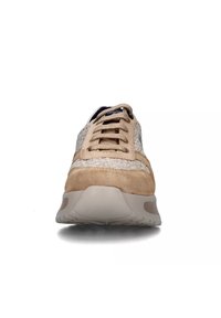 Sneaker beige con lacci, con lati in tessuto texturizzato, punta in suede e suola in gomma imbottita, vista frontalmente su sfondo bianco.