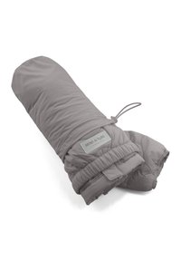 Διπλωμένα γκρι μονωμένα γάντια με ελαστικές μανσέτες και κορδόνι έλξης, με ετικέτα που γράφει "Mini A Ture Copenhagen" σε μπαλώμα.