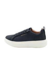 Sneaker in pelle blu navy con suola in gomma bianca, punta rotonda, chiusura con lacci e linguetta sul retro. Presenta accenti del logo dorato discreti.