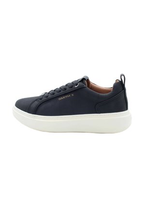 Marineblauwe leren sneakers met een witte rubberen zool, ronde neus, vetersluiting aan de voorkant en een trekhaak aan de achterkant. Bevat subtiele gouden logo-accenten.