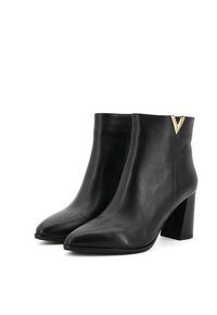 Stivaletti neri in pelle con punta a sc point e tacco a blocco. Presentano un accento dorato a forma di 'V' nella parte superiore dell'apertura. Texture liscia e design aderente.