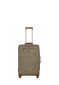 Valise kaki avec un revêtement en tissu texturé, accents en cuir marron, poignée télescopique, poche avant et quatre roues pour la mobilité.