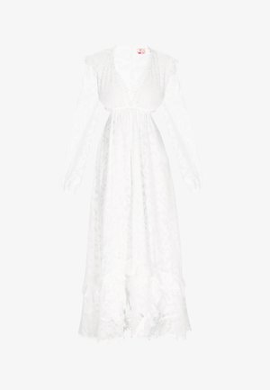 Abito maxi bianco con maniche lunghe, sovrapposizione in pizzo, orlo arricciato e dettagli decorativi con bottoni lungo il colletto. Texture morbida e design leggero.