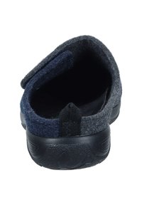 Graue Slipper mit schwarzer Gummisohle, ausgestattet mit einem weichen Innenfutter und einem Klettverschluss für einfachen Zugang. Rundes Rückendesign.