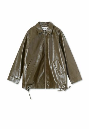 Chaqueta verde oliva brillante con cremallera frontal, dos bolsillos laterales inclinados, un cuello puntiagudo y cordones ajustables en el dobladillo.