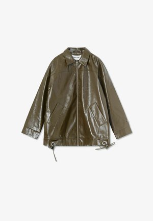 Jachetă lucioasă verde măsliniu cu fermoar frontal, două buzunare laterale înclinate, guler ascuțit și șnururi reglabile la tiv.