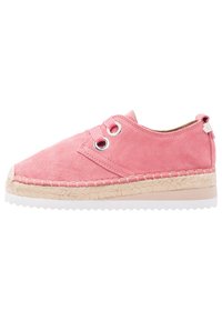 Chaussure espadrille en suede rose avec une semelle en caoutchouc blanche contrastante, un détail en corde sur la semelle intermédiaire et des œillets en œillets pour les lacets.