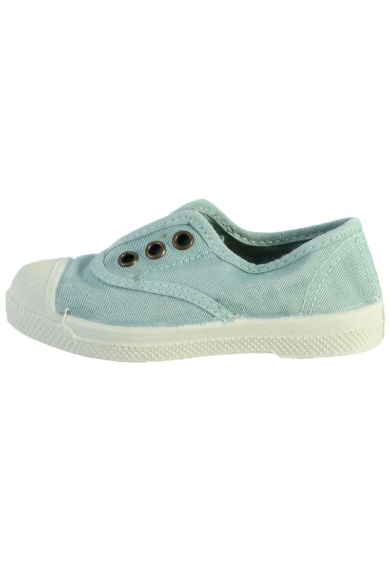 Scarpa di tela azzurro chiaro con punta in gomma bianca, tre fori con occhielli in metallo scuro e suola in gomma bianca testurizzata.