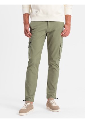 Pantalones cargo verdes con bolsillos laterales, con corte ajustado, fabricados con tejido ligero. Presenta puños ajustables y detalles de bolsillos con cremallera.