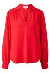 Blouse rouge à manches longues avec col en V, col, épaules froncées et poignets boutonnés, présentée sur un fond blanc uni.