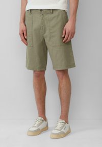 Shorts cargo vert olive en tissu léger, dotés de deux grandes poches avant et d'une fermeture à boutons. Ourlet plat et coupe décontractée.