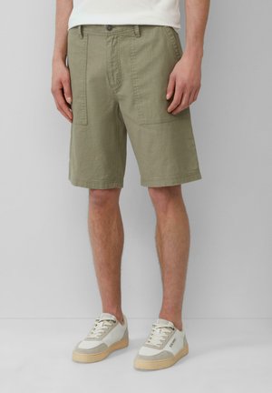 Shorts cargo vert olive en tissu léger, dotés de deux grandes poches avant et d'une fermeture à boutons. Ourlet plat et coupe décontractée.