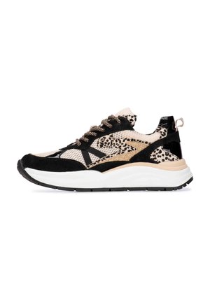 Sneakers met zwart suede en beige gaas, accenten in luipaardprint, dikke witte zool, en metallic gouden details op de bovenkant.