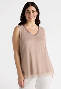 Ärmngen V-ringad topp i ljusbeige med texturerad tyg, satinband längs halsringningen och ärmhålen, samt en flödande, halvgenomskinlig nederkant.