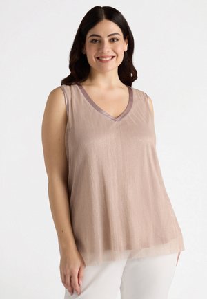 Top senza maniche a scollo a V in beige chiaro con tessuto testurizzato, rifiniture in satin lungo il collo e le aperture delle maniche, e un orlo fluido e semi-trasparente.