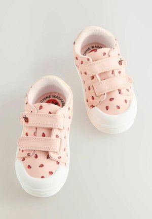 Rosa Leinenschuhe mit roten Marienkäfermustern, weißen Gummisohlen und zwei Klettverschlussriemen zum Schließen. Weiche Innenauskleidung für Komfort.