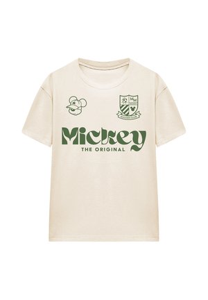 Beiges kurzärmeliges T-Shirt mit grünem "Mickey The Original" Text, einem Mickey-Mouse-Kopf mit Kappe und einem Fußballvereinswappen auf der Brust.