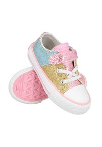 Zapatillas infantiles brillantes con segmentos en azul, rosa y dorado, puntera de goma blanca, acentos en rosa y suela texturizada. Cinta de Velcro y cordones.