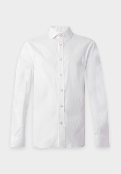 Camicia bianca a maniche lunghe con bottoni beige, colletto appuntito e polsini con bottoni, mostrata distesa su uno sfondo chiaro.