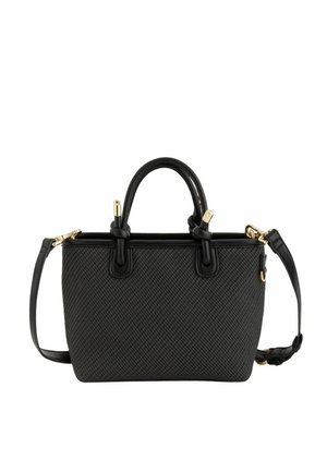 Czarna torebka o fakturowanej powierzchni, z dwoma uchwytami u góry oraz odpinanym paskiem na ramię z ozdobami w kolorze złota.