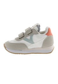 Zapatilla gris y blanca con un acento azul claro y un talón coral, que cuenta con correas de Velcro, materiales de ante y sintéticos, y suela de goma.