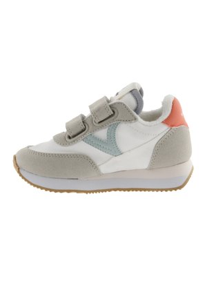 Sneakers gris et blanc avec un accent bleu clair et un talon corail, dotés de bandes Velcro, de matériaux en daim et synthétiques, et d'une semelle en caoutchouc.