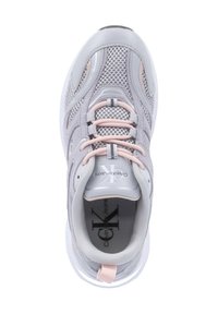 Scarpa sportiva grigia realizzata con materiali in rete e sintetici, con lacci rosa e una suola bianca. Presenta il logo sulla soletta e accenti di design minimalisti.
