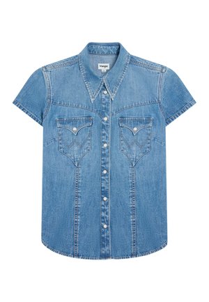Μπλε τζιν πουκάμισο με κοντό μανίκι, μυτερό γιακά, κουμπιά τύπου snap και δύο τσέπες στο στήθος με καπάκια και κλείσιμο με κουμπιά.