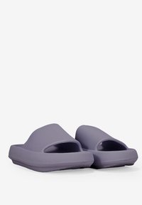 Chinelas violettes en caoutchouc texturé, avec un design ouvert et une semelle rembourrée pour le confort.