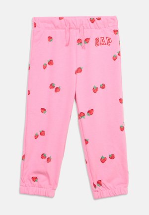 Vaaleanpunaiset lasten collegehousut, joissa punaiset mansikkakuviot, joustava vyötärönauha ja resorit sekä punainen GAP-logo oikealla etupuolella.