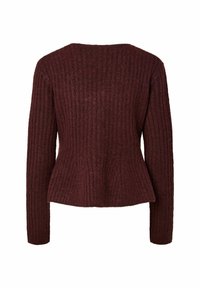 Maglione bordeaux a coste con maniche lunghe, vita aderente e scollatura ampia. La texture appare morbida e lavorata a maglia con linee verticali su tutta la superficie.