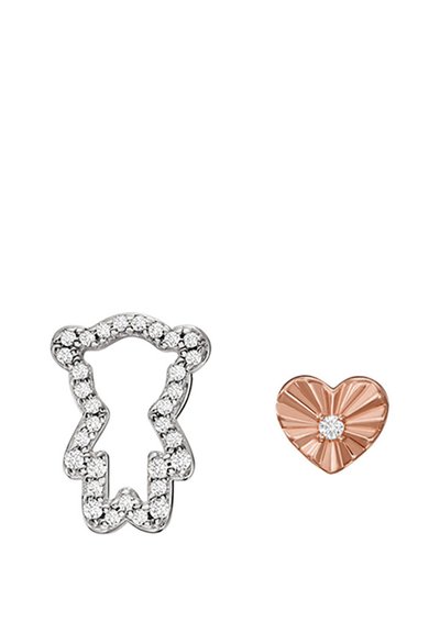 Charm a forma di orsacchiotto in argento, decorato con pietre preziose trasparenti, accanto a un cuore in oro rosa con texture rigata e dettagli centrali in pietra.