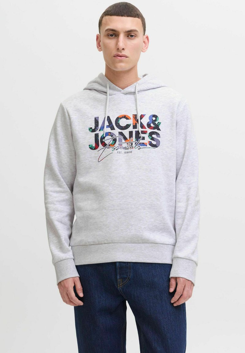 Sudadera gris con un gráfico frontal que presenta "JACK & JONES" en letras negritas y coloridas. Puños y dobladillo acanalados, cuenta con una capucha ajustable.