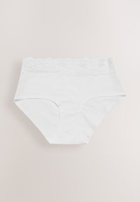 Biancheria intima da donna in cotone bianco con fascia larga in pizzo floreale, distesa su uno sfondo chiaro.