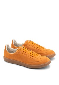Pomarańczowe skórzane sneakersy o niskim profilu, teksturowanej powierzchni i płaskich gumowych podeszwach. Posiadają okrągłe sznurowadła i prosty, elegancki design.
