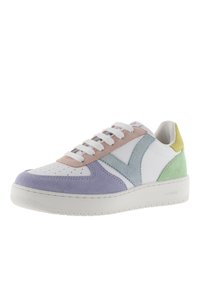Sneaker low-top con base bianca, sovrapposizioni in suede pastello viola, rosa, blu, verde e giallo, lacci bianchi e suola texturizzata.