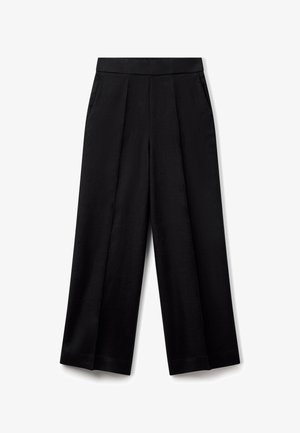 Černé široké kalhoty s vysokým pasem, předními sklady a bočními kapsami, zobrazené na bílém pozadí.