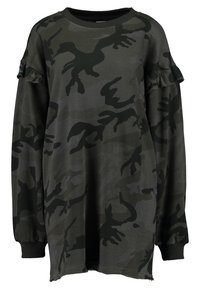 Sweatshirt med lång ärm i mörkgrön camouflage-mönster, med volangdetaljer på axlarna, ribbade mudd och en avslappnad passform. Mjukt material.