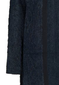 Texturovaný námořnický cardigan s chlupatým materiálem, spadlými rukávy a kontrastním černým bočním panelem. Měkký a teplý finiš.