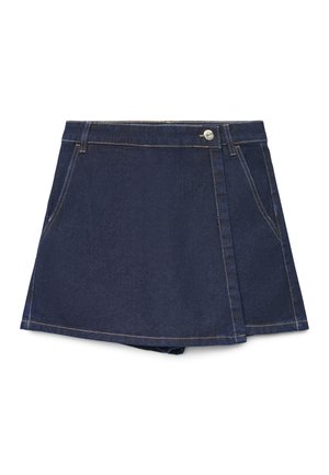 Jupe-short portefeuille en denim bleu foncé avec bouton frontal, passants pour ceinture, poches latérales et surpiqûres contrastantes visibles.