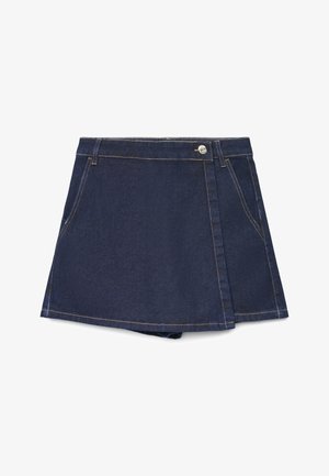 Jupe-short portefeuille en denim bleu foncé avec bouton frontal, passants pour ceinture, poches latérales et surpiqûres contrastantes visibles.