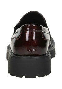 Donker bordeaux leren loafers met een glanzende afwerking, ronde neus en een dikke zwarte rubberen zool. Achteraan valt de stikselafwerking op.