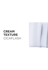 Weiße Creme-Textur, glatt auf einem weißen Hintergrund aufgetragen, mit dem Text „Cream Texture Cicaflash“ auf der linken Seite.