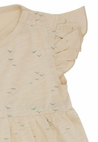 Beige jurk met korte gerimpelde mouwen, voorzien van een vogelpatroon in groen. Gemaakt van zachte stof met een gathered taille. Dubbele knoopsluiting.