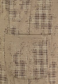 Tejido de espiga beige con un patrón texturizado, que presenta un bolsillo. El diseño incluye acentos marrones y una textura suave y tejida.