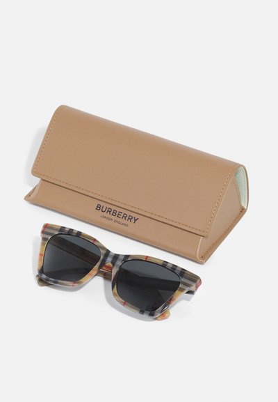 Burberry Sonnenbrillen mit einem Rahmen im Check-Muster in Schwarz, Gelb und Rot, kombiniert mit einem beigen, strukturierten Trageetui mit Logo.