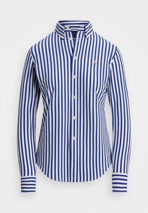 Blå og hvit stripete langermet skjorte med knappekrage, som har et lite brodert logo på brystet og knappelukking.